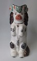 Staffordshire 
Krug, aus dem 
19. 
Jahrhundert. 
England. 
Konzipiert als 
ein Hund. H:. 
26 cm. ...