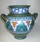 Gauda Vase, 
Niederlande. 
20. Jh. 
Jugendstil. 
Vase mit zwei 
Griffen. Helles 
Unterglazur und 
...