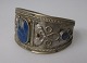 Afghanistan, 
Arm bande 20. 
Jahrhundert. 
Versilbertem 
Metall mit 
Lapislazuli. 
H:. 3,5 cm. 
Dia:. 6 ...