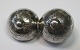 Schwedische 
Silber Baurn 
Brosche, 18 jh. 
Bestehend aus 
zwei silbernen 
Knöpfen genäht. 
L:. 4,5 ...