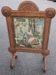 Kamin-
Bildschirme, 
Schweden, ca. 
1880. 
Lackierter 
Eiche. H:. 98 
cm. B:. 65 cm. 
Mit Stickerei 
...