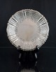 Dyb tallerken i 
sølv. Stemplet 
"830s". Intakt 
med brugsspor.
Ø. 20 cm. H. 2 
cm.
Vægt 234 ...