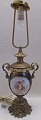 Französisch-
Tischlampe, 19. 
Jh. Mit 
Bronze-
Montierung. 
Urne in 
Kobaltblau 
Porzellan mit 
...