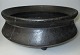 Schwarz Ton 
Topf, aus dem 
19. Jahrhundert 
Dänemark.. 
Repariert. H:. 
13 cm. Dia:. 29 
cm.