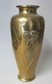 Japanische Vase 
aus Messing, um 
1900. Mit 
Blumen 
geschmückt. H:. 
20 cm.