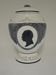 Royal 
Copenhagen . 
Vase mit einem 
Deckel. 
Christian d.lX. 
100. 
Geburtstag. 
Höhe 18 cm. 1 
Wahl