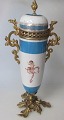Deckel Vase in 
porcelæn.19. 
Jahrhundert. 
Europa. Mit 
Themen 
Transfertechnik 
von Frauen und 
...