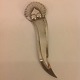 Papirholder.- 
Bogmærke.
Længde: 7 cm. 
bredde: 2 cm. 
Vægt: 4,6 
gram.
Sølv 830 s
kontakt ...