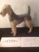 Hunde Figur.
  Airedale 
Terrier
Royal 
Copenhagen  RC 
nr.3139
Erste 
Sortierung.
Höhe; 15 cm. 
...