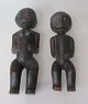 Par African geschnitzte Figuren aus Holz, 20. Jahrhundert. Eine Frau und ein Kind. Augen mit ...