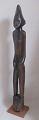 African Holzfigur eines nackten Mannes. 20. Jahrhundert. H:.. 81 cm. Auf einem Quadratfuß.
