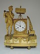 Französisch vergoldeter Bronze Uhr. Geschmückt mit Flötenspieler . Weißes Zifferblatt . Höhe 38 ...