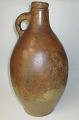 Deutsch 
Steingutflasche, 
19. Jh. Mit 
Salzglasur. am 
Ausguss mit den 
Sternen 
eingestanzt. 
H:. 33 cm.