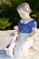 Figuren Bing & 
Gröndahl 
Porzellan. B&G 
Mädchen mit 
Hund nr. 2316. 
Höhe 13 cm. 
Tadelloser ...