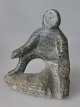 Grönländisch 
Speckstein 
Figur, 20. 
Jahrhundert. 
Sitzender Mann. 
Signiert: ML 
12/09/74. H:. 
10 cm.