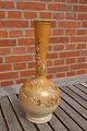 Vase mit 
schlanken Hals, 
geschmückt mit 
Blumen und 
Schmetterlinge, 
und mit 
Goldrand . Die 
Vase ...