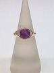 Ring i 14 karat 
guld med en 
rund violet 
safir á ca. 
8,0mm i 
diameter. 
Ringstr. 51 
...