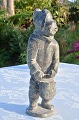 Inuit-Kunst. Speckstein Figur, ein Mann mit Eimer, Höhe 17,6 cm. Signed JA 90. Tadelloser Zustand.