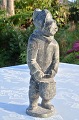 Inuit-Kunst. 
Speckstein 
Figur, ein Mann 
mit Eimer, Höhe 
17,6 cm. Signed 
JA 90. 
Tadelloser 
Zustand.