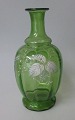 Böhmish Karaffe 
Dekanter in 
grünem Glas mit 
weißer Emaille 
Dekoration, 19. 
Jahrhundert 
H:.. 17 cm.
