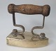 Antike 
Bügeleisen 
Eisen, Messing, 
19. 
Jahrhundert. 
Dänemark. Mit 
Griff in Eisen 
und Holz. L:. 
14 ...