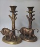 Paar Bronze Leuchter, Dänemark, ca. 1930. Figuren mit Bullen auf ovalen Basis mit Baumstamm. ...
