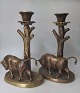 Paar Bronze 
Leuchter, 
Dänemark, ca. 
1930. Figuren 
mit Bullen auf 
ovalen Basis 
mit Baumstamm. 
...