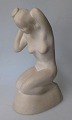 Dänische Künstler (20. Jahrhundert): Eine nackte Frau mit Wasser Kanne. Cement. H:. 26 cm. ...