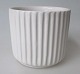 Gerippte Vase, 
Michael 
Andersen, 
Bornholm, 
Dänemark, ca. 
1950. Weiß 
glasiert. H:. 
7,5 cm. Dia:. 
...