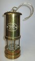 Englisch antike 
Grubenlampe, 
19. Jh. 
Messing. 
Design: Cymru. 
H:. 22 cm. Mit 
Haken zu ...