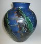 Herman A. 
Kähler Vase, um 
1920, Herlev, 
Dänemark.
Dekoriert mit 
Blumen. Mit 
blau, schwarz, 
...