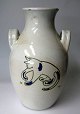 Vase in 
Keramik, 
Dänemark, 1930, 
verziert mit 
einer Katze die 
mit einer 
Spinne spielt. 
Das Motiv ...