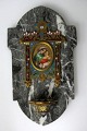 Behälter für 
Weihwasser aus 
Bronze, 
geschmückt mit 
cloisonnè, 19. 
Jahrhundert. 
Dekoriert mit 
...