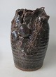 Steingutvase, 
20. 
Jahrhundert. 
Dänemark. Braun 
glastiert. 
Signiert mit 
Monogramm. 
Höhe:. 18,5 cm.