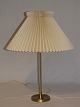 Le Klint Tischlampe Modell 307. Design Esben Klint. Höhe inkl. Lampenschirm 55 cm. Der Preis ist ...