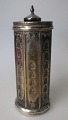 Geldkasten mit 
Rundturm, 
Dänemark, 19. 
Jh. Messing 
versilbert. H:. 
15 cm.