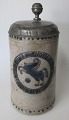 Walzenkrug in 
grau Salzglasur 
mit Zinndeckel, 
18. 
Jahrhundert. 
deutschland. 
Zylinderform. 
Mit ...