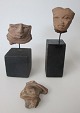 Sammlung von drei alten südamerikanischen Tonfiguren mit Gesichtern. Zwei auf einem Sockel ...