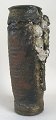 Vase aus 
Steingut, 1970, 
braun und weiß 
glasiert mit 
Kugelformen 
Riss dekoriert. 
H:. 35 cm. ...
