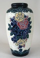 Fayencen-Vase, hergestellt von Amphora, Czecho Slovakie, um 1900. H:.. 23 cm. Polychrome ...