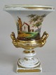 Vase aus Porzellan, 19. Jahrhundert. Klassische Form mit Quadratfuss und zwei Griffe. Mit ...