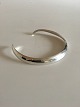 Aage Fausing 
Sterling Sølv 
Åben Halsring. 
Åbning måler 8 
cm. 13 cm Ø. 
Vejer 57 g. I 
fin stand.
