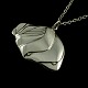 Georg Jensen 
Vedhæng i 
Sterling sølv # 
396 - Ole 
Kortzau.
Tegnet af Ole 
Kortzau.
Ankerkæde 70 
...