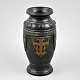 Jap. dekorierte 
Vase um 1900, 
schwarz, 
signiert: Made 
in Japan. H: 25 
cm.