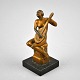 Art Deco 20. 
Jh. Figur aus 
patiniertem 
Zink, 
weiblicher, 
sitzender, 
mandolinenspielender 
frau. ...