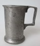 1/2 Pot 
Meßbecher in 
Zinn, 1883, L. 
Buntzen, 
Kopenhagen, 
Dänemark. .: 
8,5 cm Höhe. 
Gestempelt.