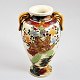 Satsuma Vase, 
Japan, 19. 
Jahrhundert. 
Fayencen. 
Polycrome 
Dekoration in 
Form von 
Kriegern. Mit 
...