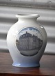 Royal 
Copenhagen. 
Vase med motiv 
af 
Bernstorffske 
Palæ, Bredgade 
42, København 
(nr.: 4633),
H.: ...