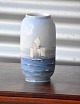 Royal 
Copenhagen 
(nr.: 1959/107) 
Vase med 
maritimt motiv 
af sejlbåd
H.: 21 cm Ø.: 
10,5 ...