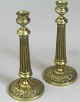 Paar 
Französisch 
Leuchter aus 
Messing, 
empire, 1820.
Fuß mit 
Dekorationen in 
Form von Reben 
und ...